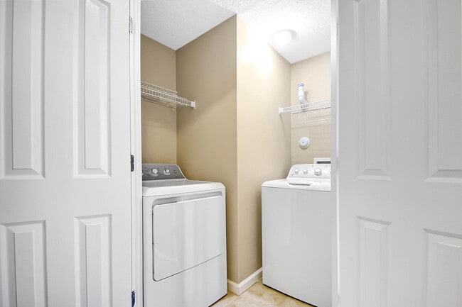 Building Photo - 2030 Alta Meadows Ln