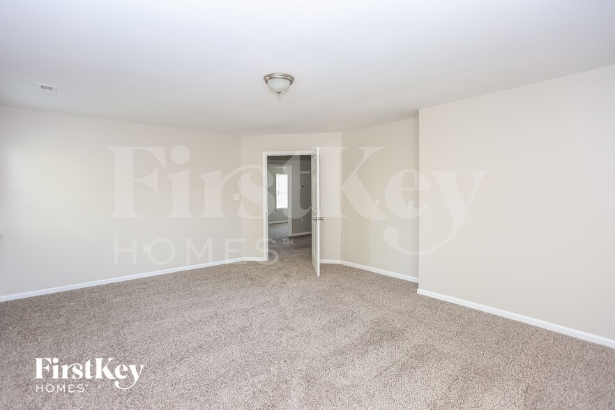 Building Photo - 2300 Silver Run Dr