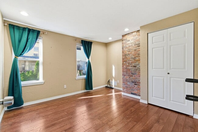 Building Photo - Charming 3 Bedroom/4 Bathroom Detached Home Located In The South Side Flats.  Available Immediately.