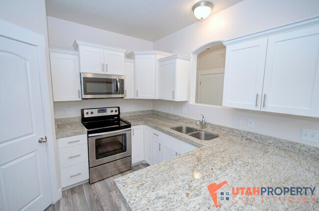 Building Photo - 1807 N Crest Rd