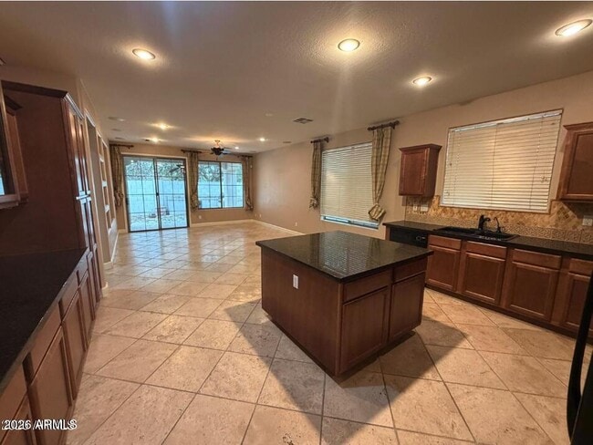 Building Photo - 421 W Wisteria Pl