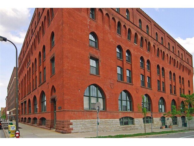 Building Photo - 400 N 1st St