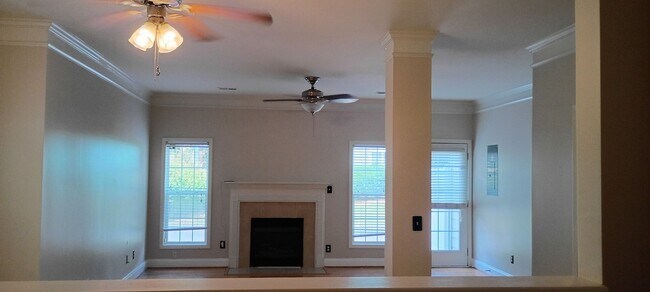 Building Photo - Lovely Townhome in Southeast Columbia