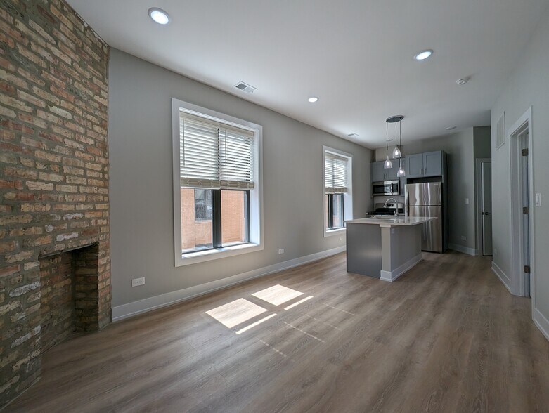 Building Photo - 423 W Belden Ave