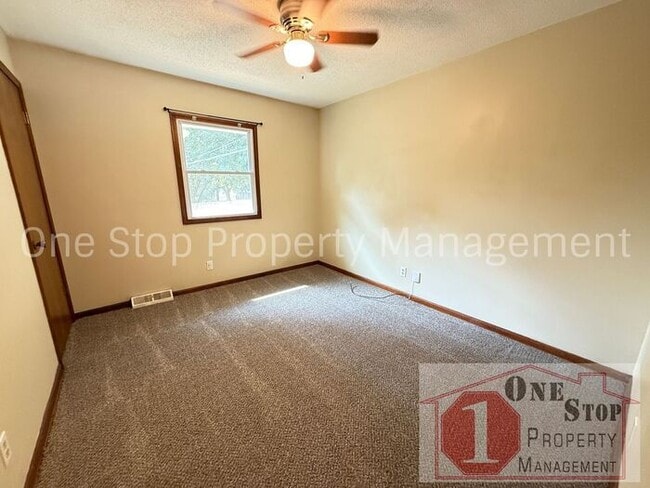 Building Photo - Cozy 3 Bedroom, 1 Bathroom, 1 car garage i...