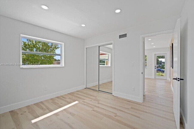 Building Photo - 1521 NE 148th St