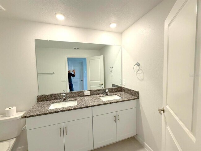 Building Photo - 32037 Spiceberry St