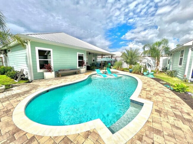 Building Photo - 5402 Pinetree Ave