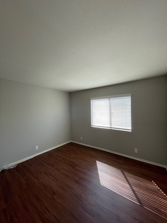 Building Photo - 3315 E 15th St