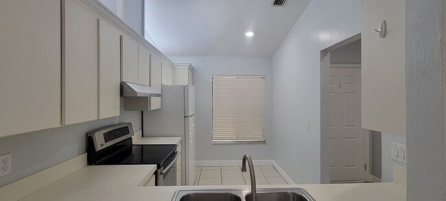 Building Photo - Beautiful and spacious remodeled unit