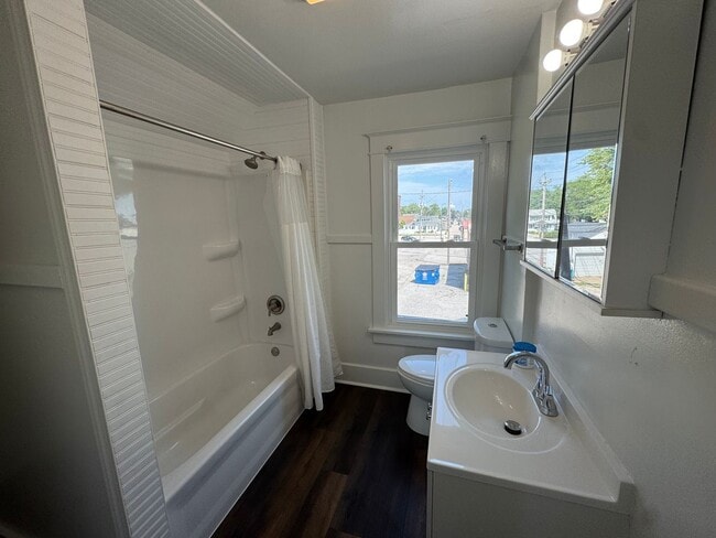 Building Photo - Updated 3 Bedroom Home in Moline