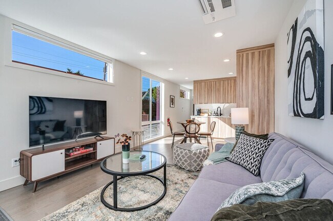 Building Photo - 4205 Evanston Ave N