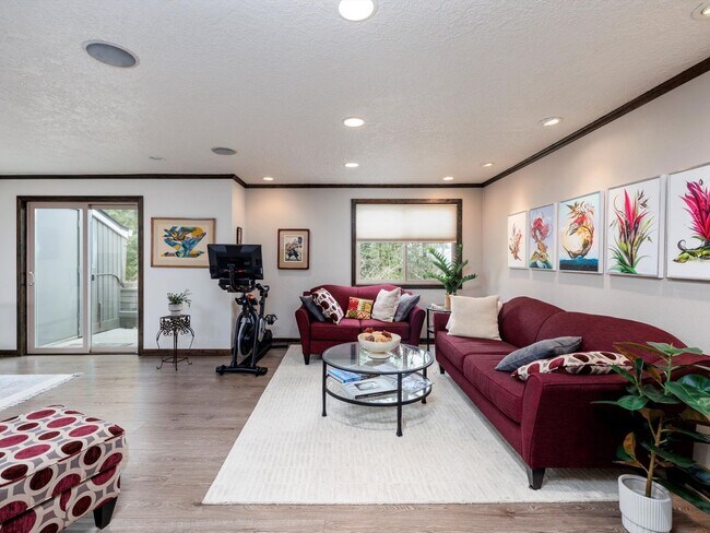 Building Photo - Beautiful 3 bedroom unit near in Lake Oswe...