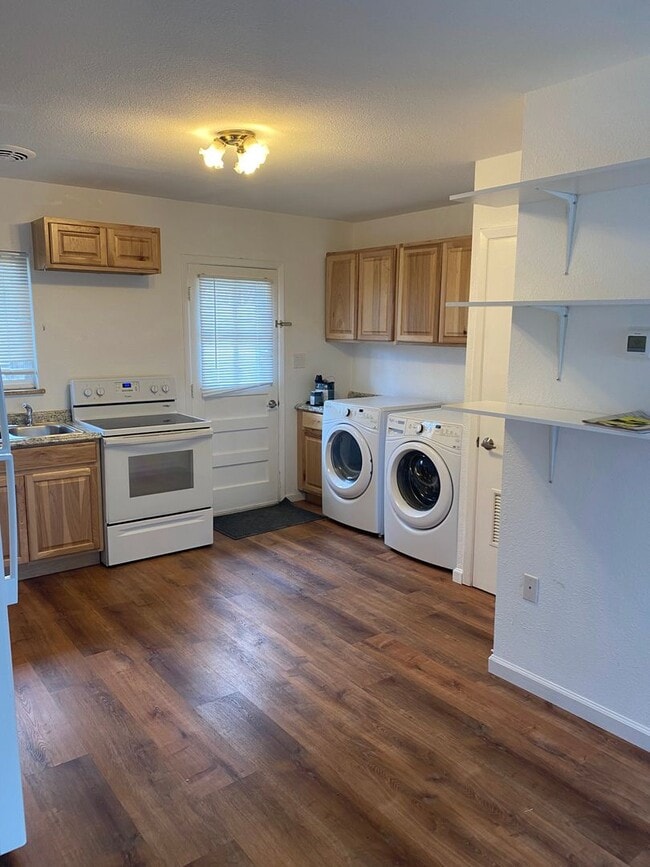 Building Photo - Gorgeous Remodeled 2 bedroom!  Must see in...