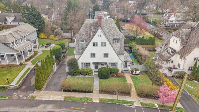 Building Photo - 42 Tanglewylde Ave