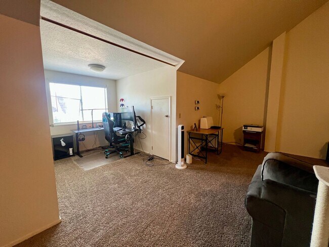 Building Photo - Quiet Sandy Condo