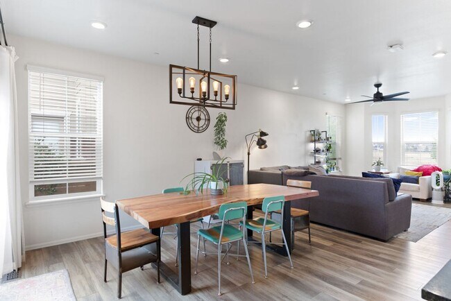 Building Photo - Beautiful 2 bedroom, 2.5 bath townhome in Mosaic