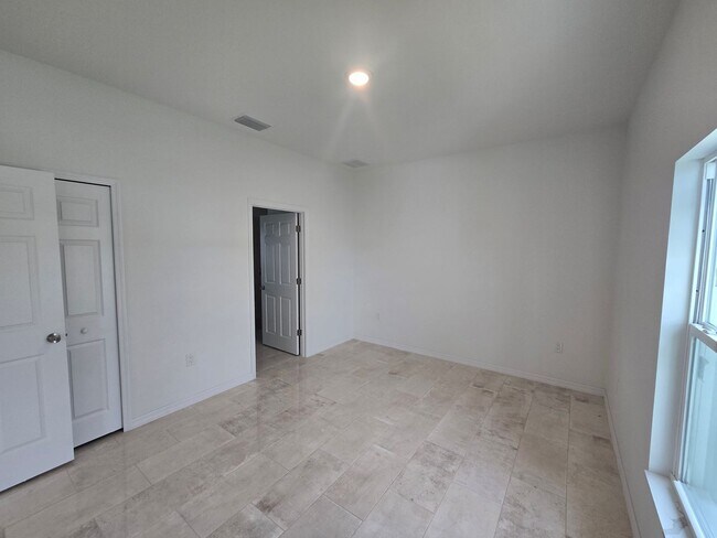 Building Photo - BRAND NEW CONSTRUCTION-3/2/1-MOVE IN READY