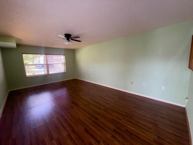 Building Photo - 27 Clinton Ct