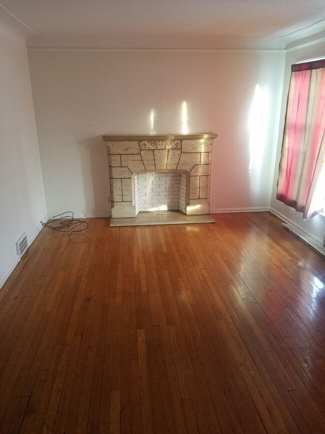 Building Photo - 4 bedroom, 2 full bath bungalow near Cedar and Warrensville