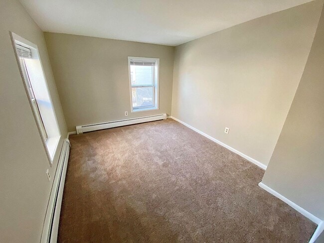 Building Photo - Charming 2 Bedroom/1 Bathroom Townhome in Locust Point, MD!