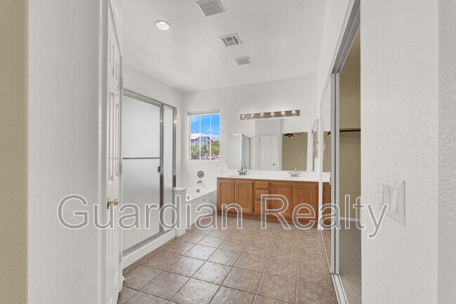 Building Photo - 224 Emerald Vista Way