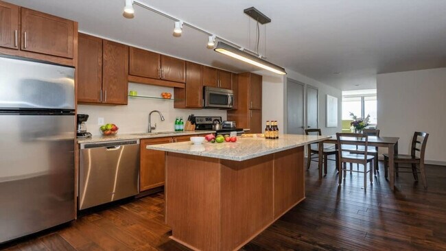 Building Photo - 1016 Elm St