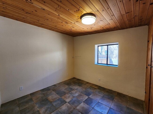 Building Photo - 212 Tesuque Dr