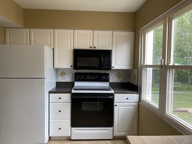 Building Photo - 67 Bristol Ct