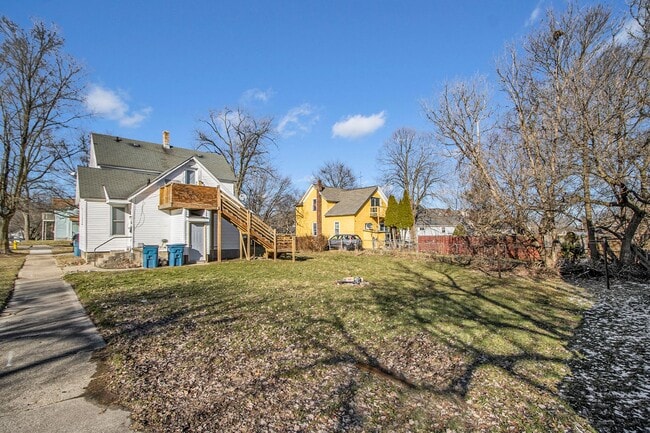 Building Photo - 1703 S Park St