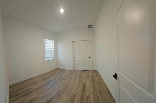 Building Photo - 8434 Bay Oaks Dr