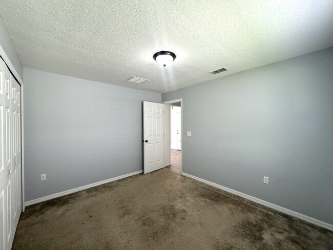 Building Photo - 308 Robin Rd