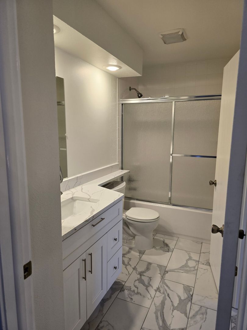 Building Photo - 443 Lincoln Cir