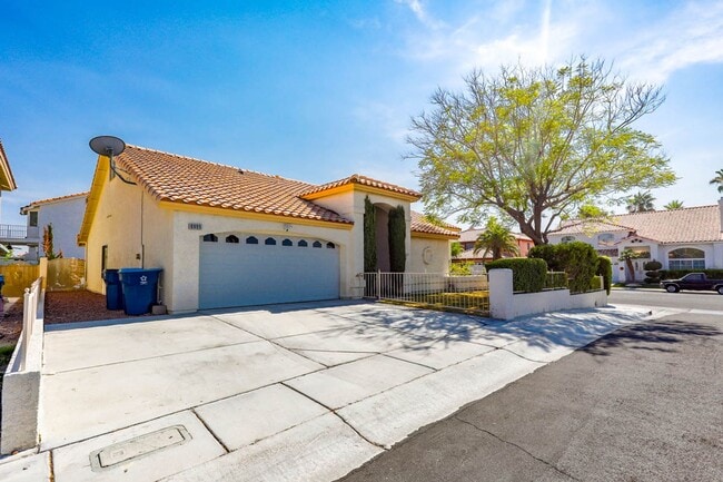 Building Photo - Single Story Northwest 3 Bedroom Pool Home