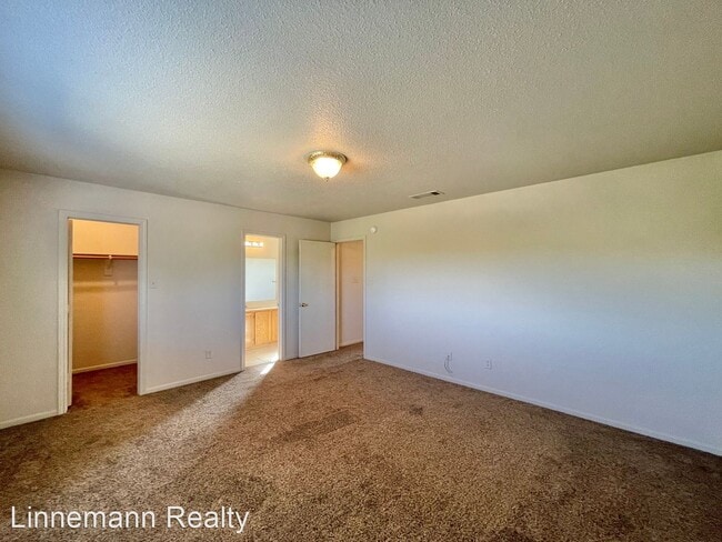 Building Photo - 3 br, 2.5 bath House - 4008 Sunflower Drive