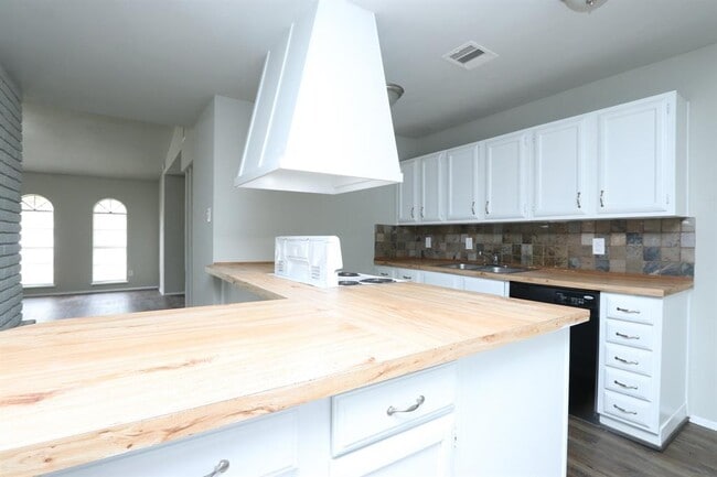 Building Photo - 24018 Reagon Canyon Dr