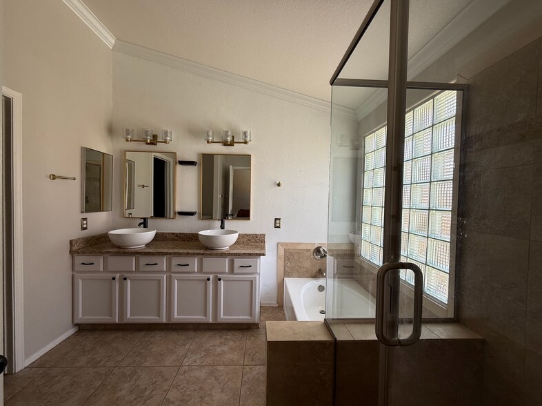 Main bathroom - 6360 W Aurora Dr