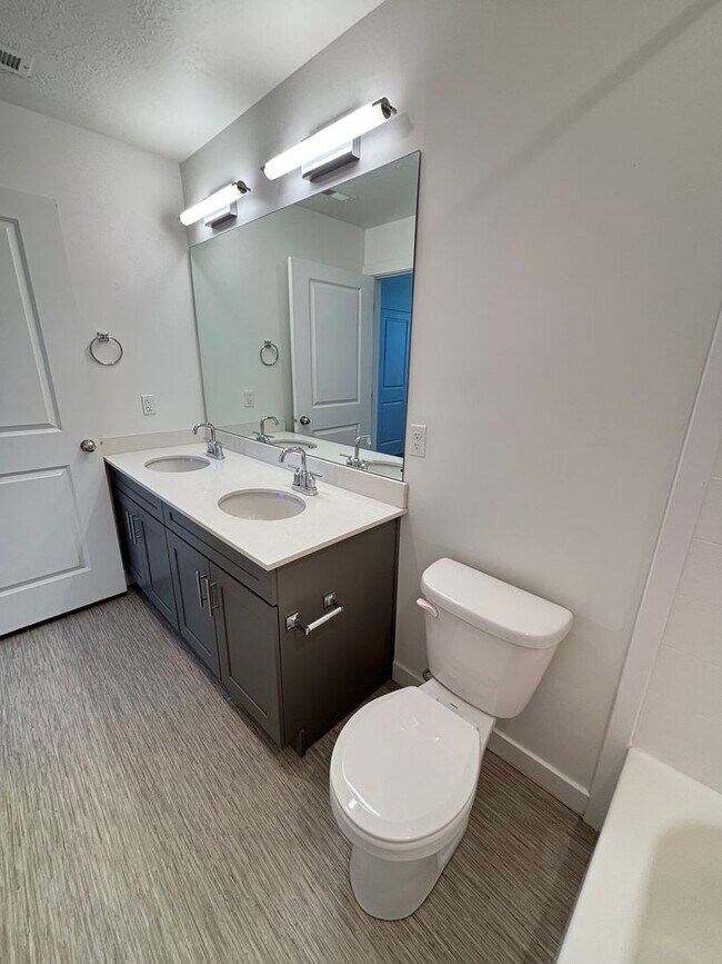 Building Photo - Your Fresh Start Awaits! 4 Weeks Rent Free + $0 Down Deposit OAC | 3 Bed Townhome in South Ogden
