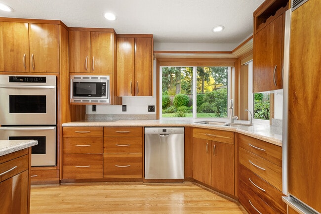 Building Photo - 1324 Stonehaven Dr