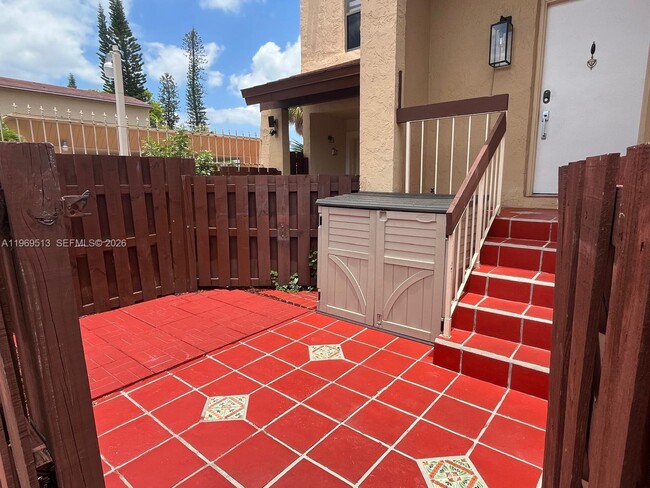 Building Photo - 271 W Park Dr