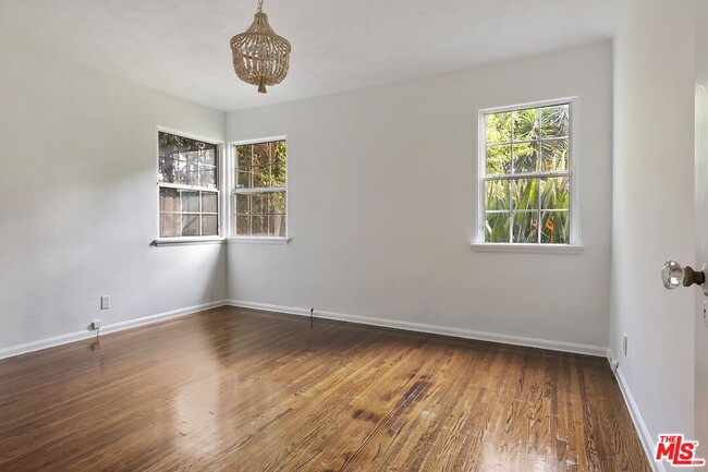 Building Photo - 3032 Oakhurst Ave