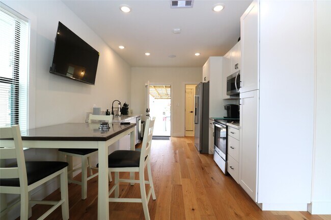 Building Photo - 5506 Ave Q 1/2