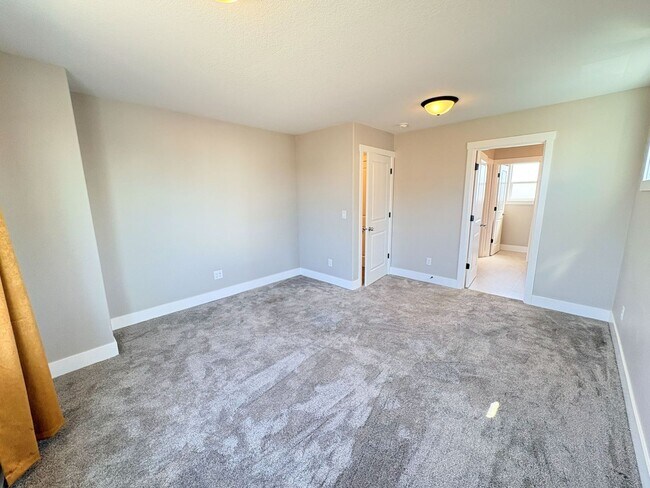 Building Photo - 3 Bedroom, 2.5 Bathroom Home Available in NE Salem!