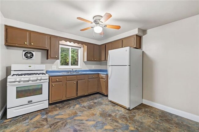 Building Photo - 2897 Leola Ave