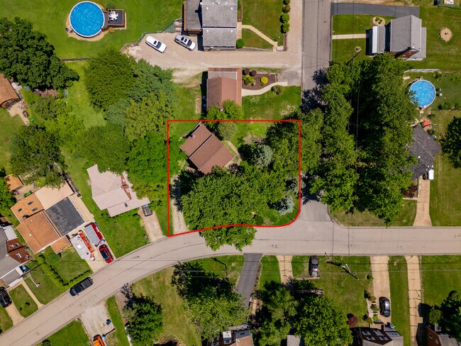 Building Photo - 624 Elm Dr