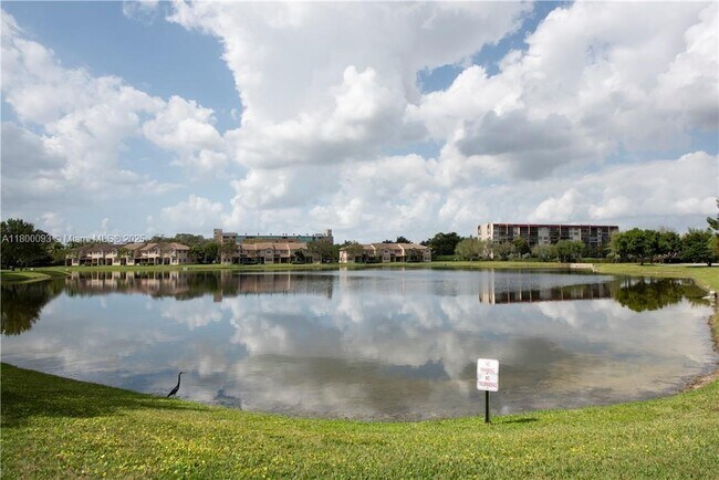 Building Photo - 3371 Lakeside Dr