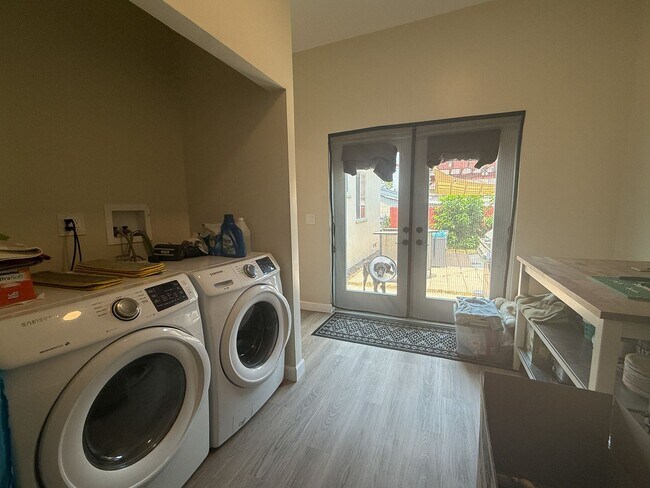 Building Photo - 3 Bedroom 2 Bathroom House Available Septe...