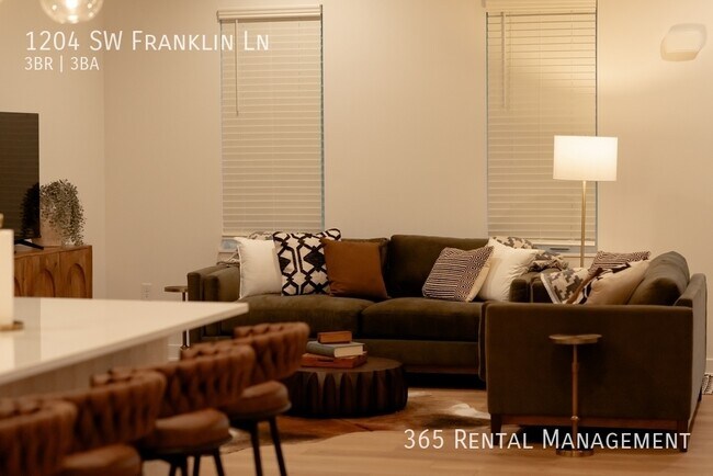 Building Photo - 1204 SW Franklin Dr