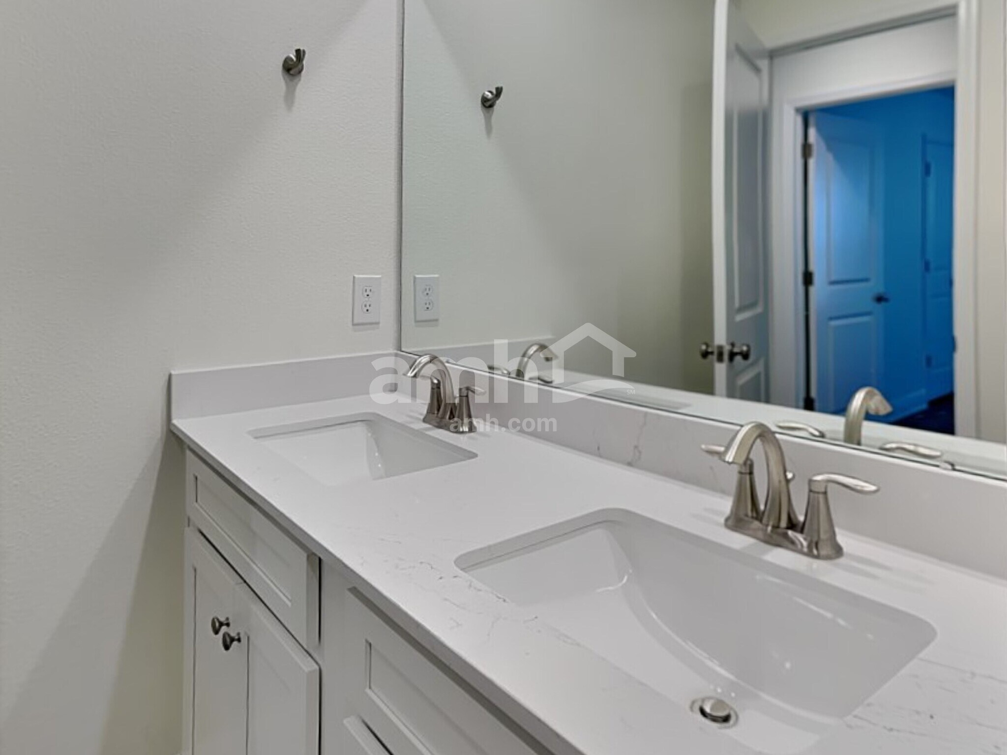 Building Photo - 5928 Sycamore Pl St