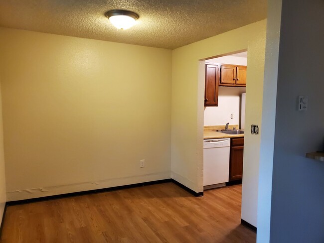 Building Photo - 2 bedroom 1 bath Lower Level Apartment in ...